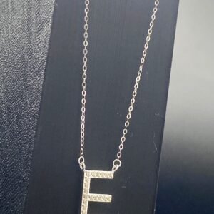 Cadena de letras en plata