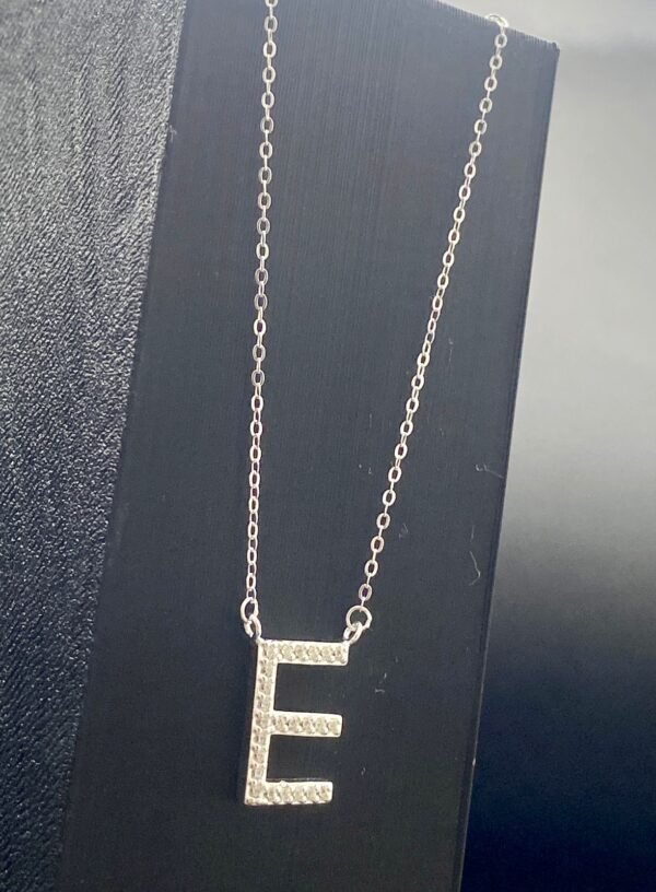 Cadena de letras en plata